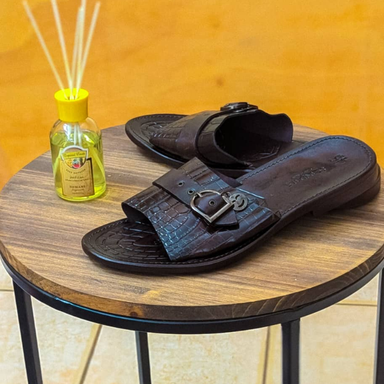 Sandales Modèle classique avec perforation 